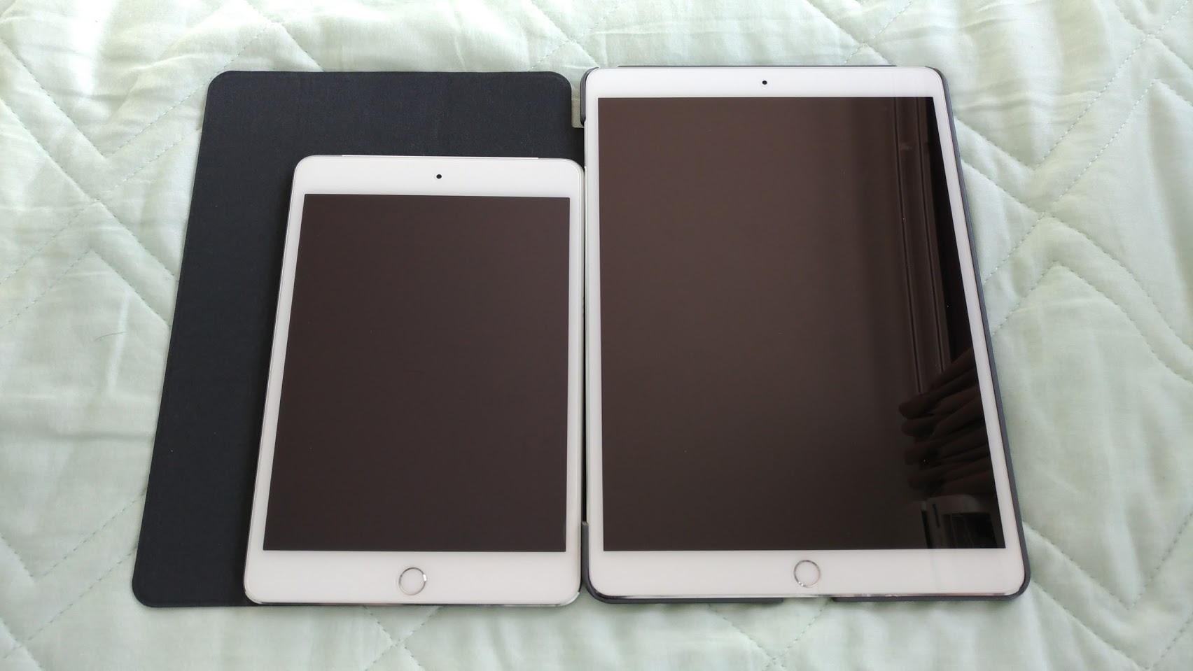 iPadPro10.5インチとiPadmini4を並べて比較している写真