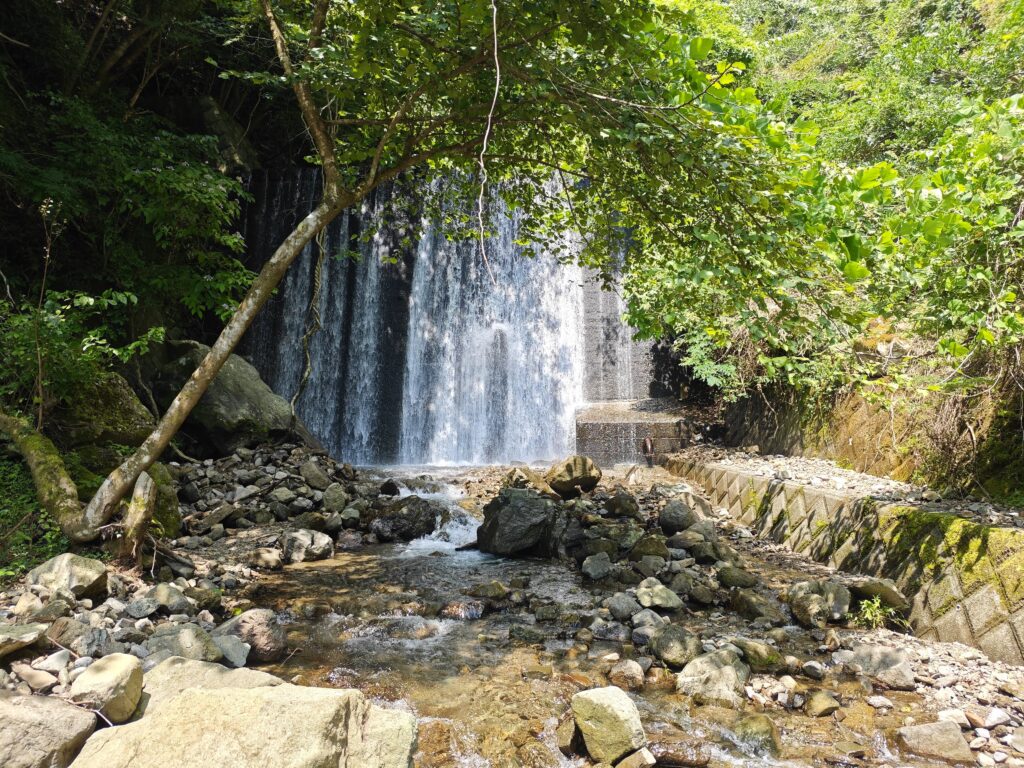 春嶽湧水近くの滝と小川