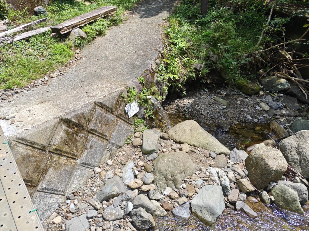 春嶽湧水