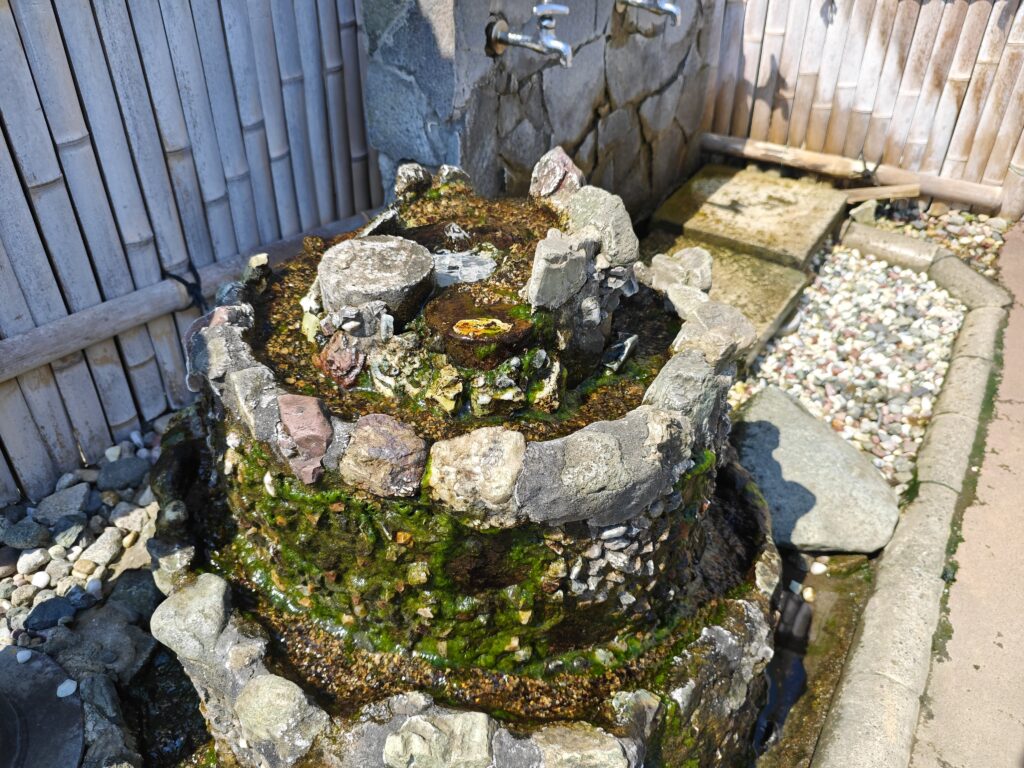 神奈川県秦野市にあるまいまいの泉。南公民館敷地内の湧き水