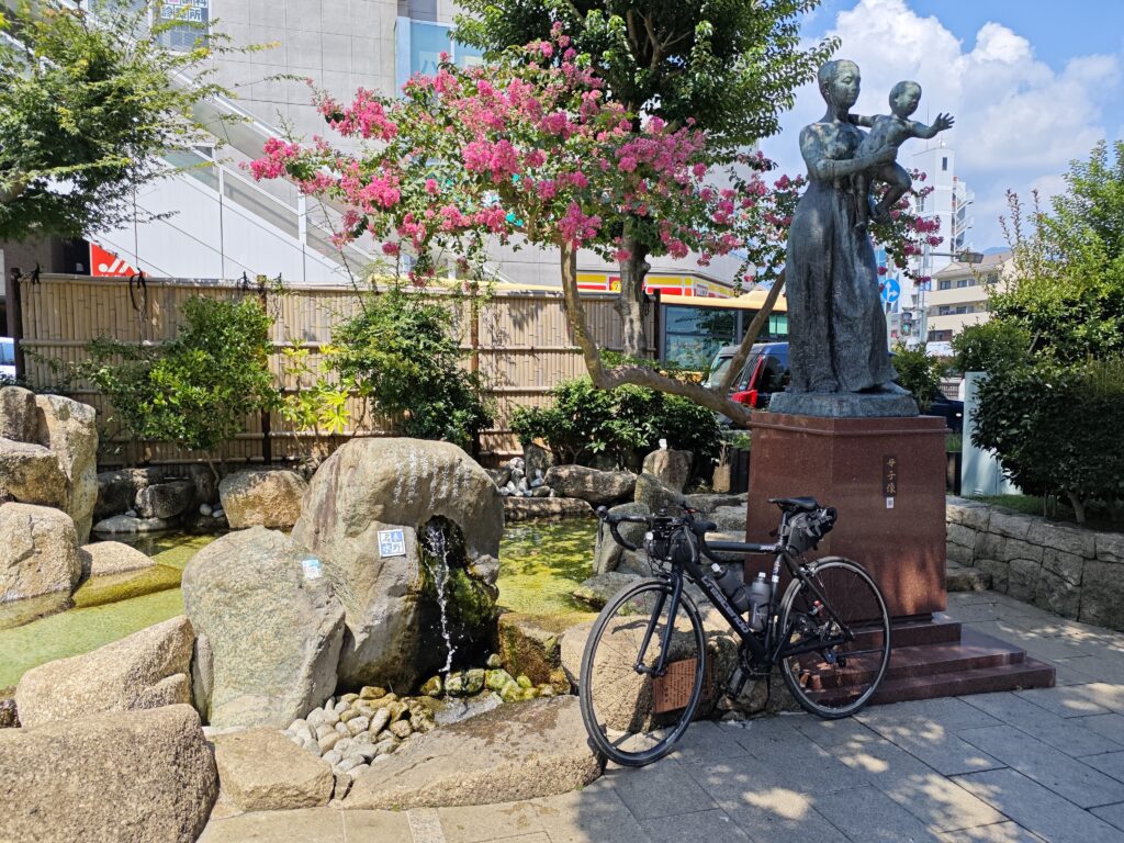 小田急線秦野駅前にあるまほろばの泉