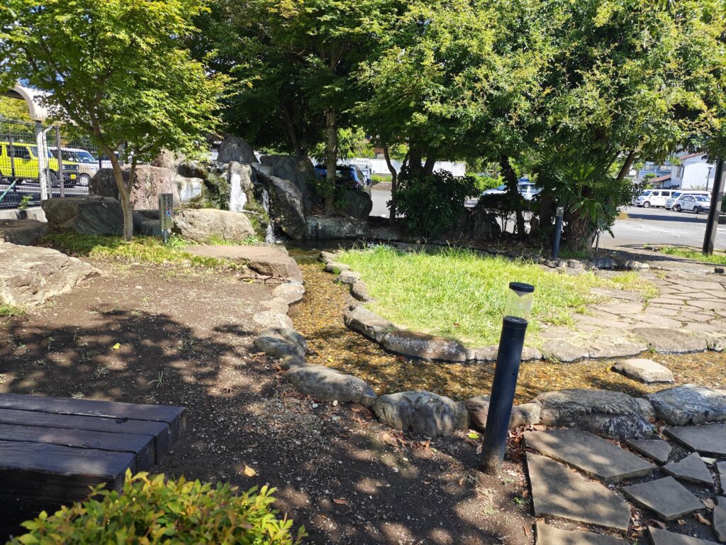 神奈川県の秦野市役所西側にある名水ミニ庭園
