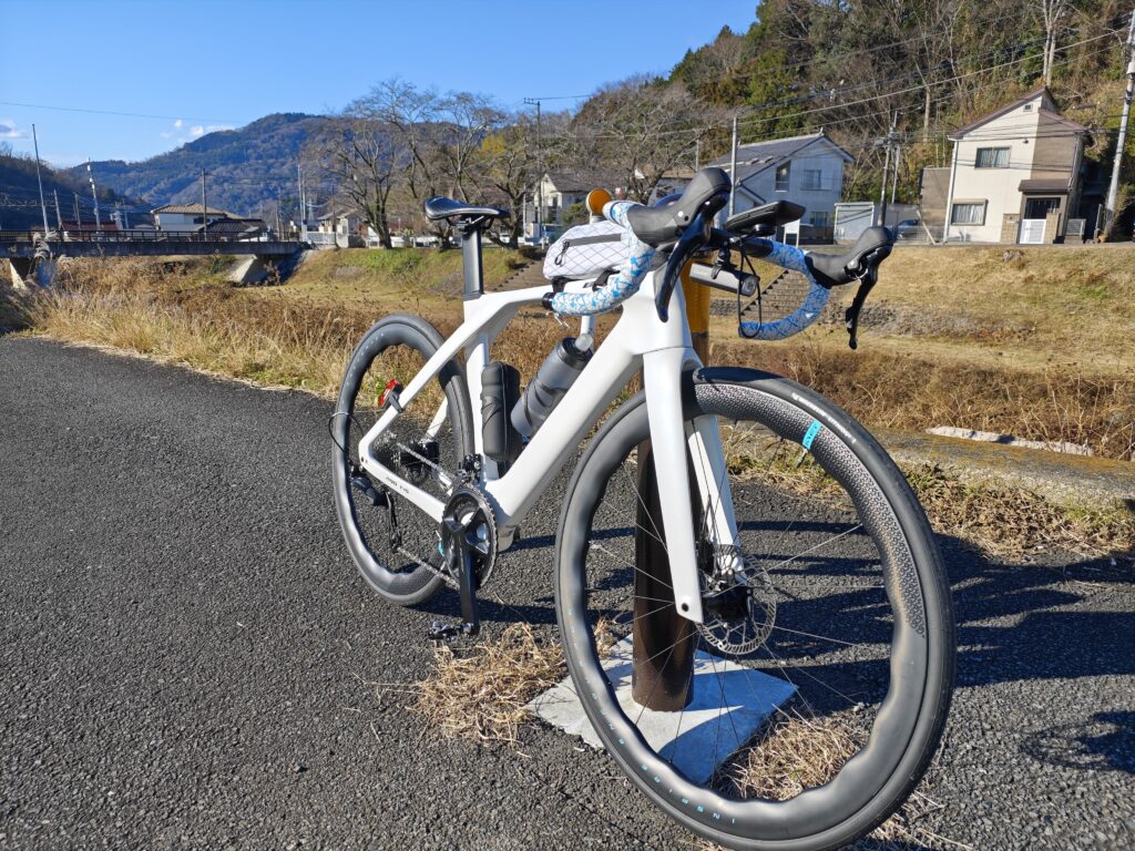 中華カーボンのフレームで組んだロードバイクの写真