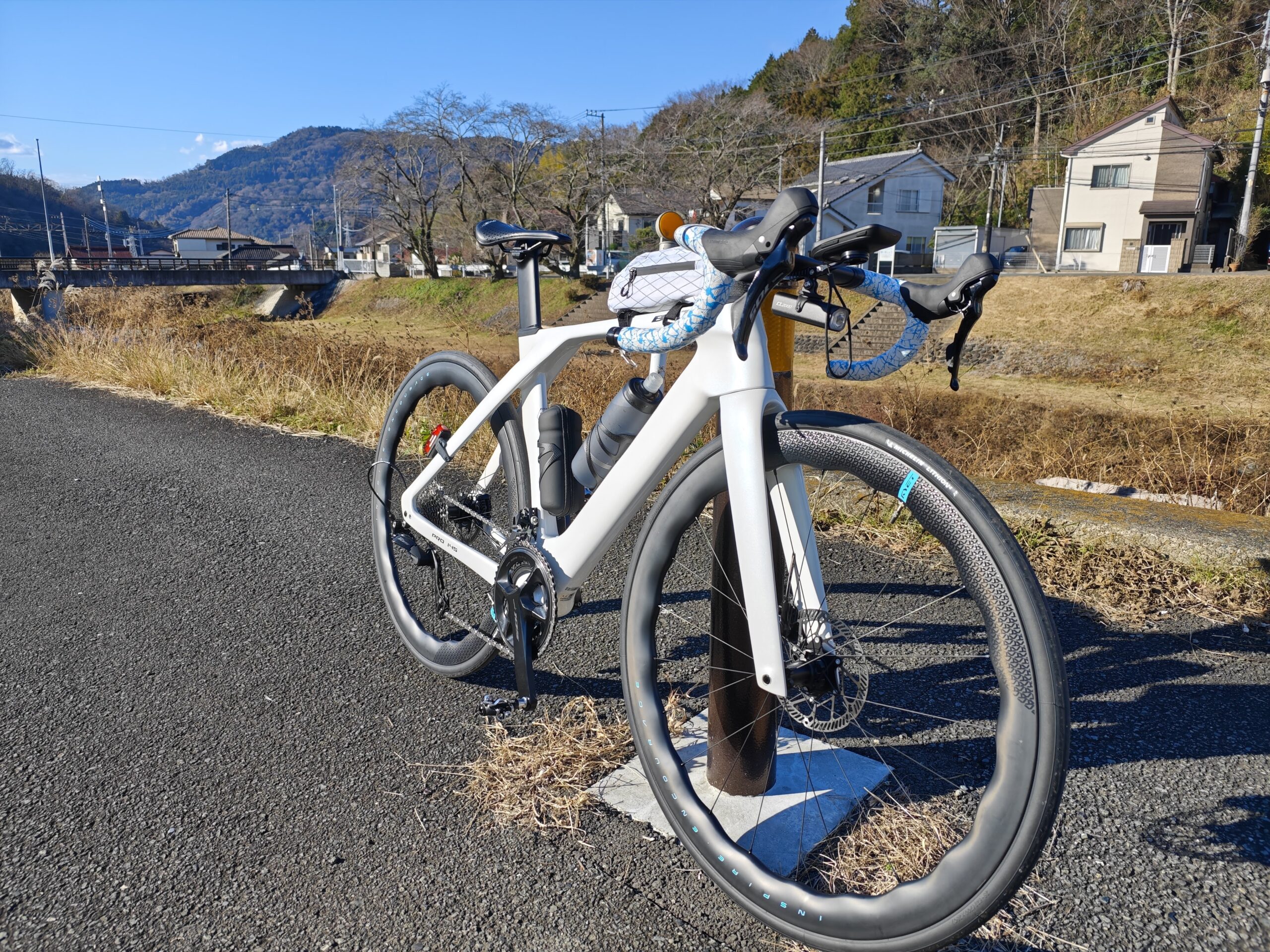 中華カーボンのフレームで組んだロードバイクの写真