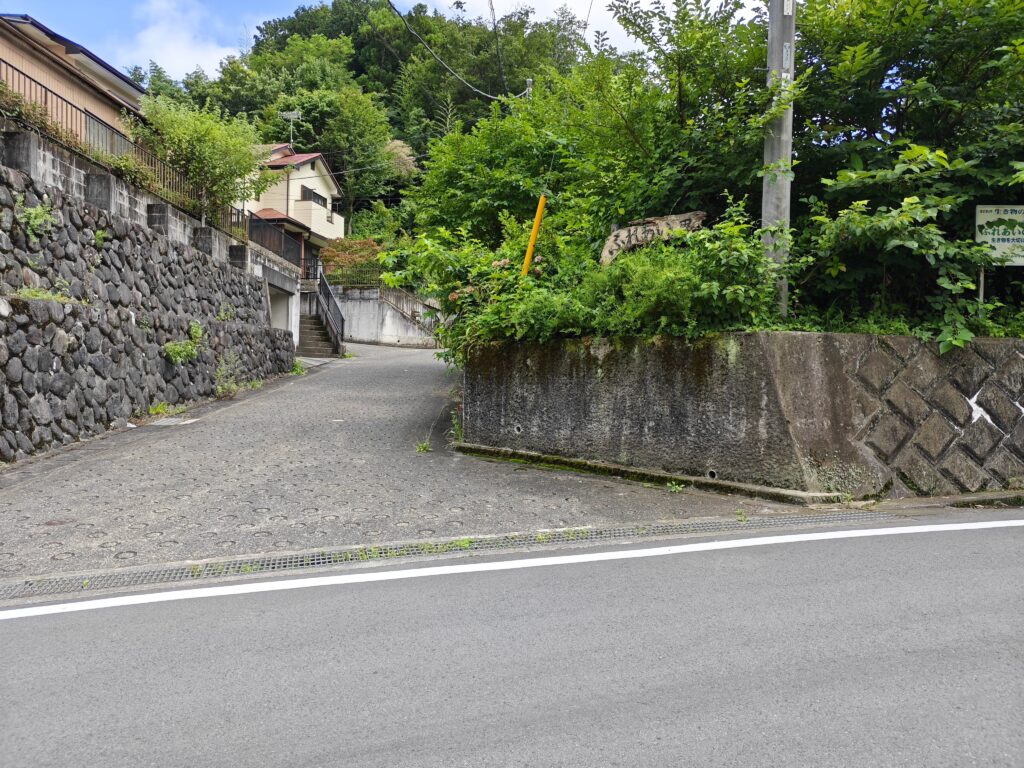 神奈川県秦野市の谷津湧水へと入っていく小道の写真。